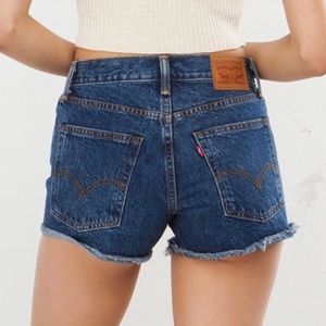 Levi’s White Oak Wedgie Shorts in Medium Wash Size 27